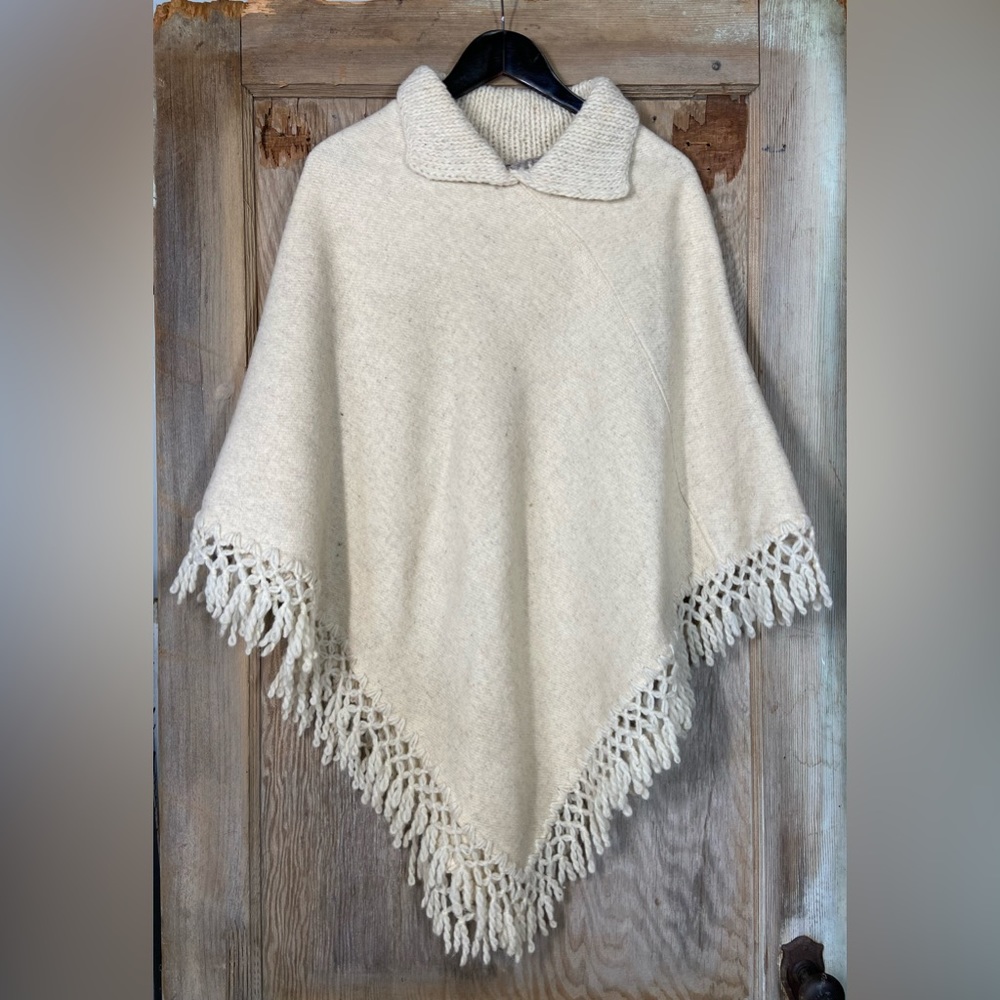 Vintage Ivory Woven Poncho with Collar & Fringe – Boho Winter Layer | Approx M